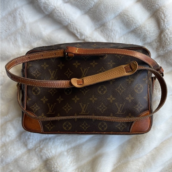 VINTAGE LUIS VUITTON TROCADERO 30 MONOGRAM CROSSBODY BAG - Picture 3 of 16